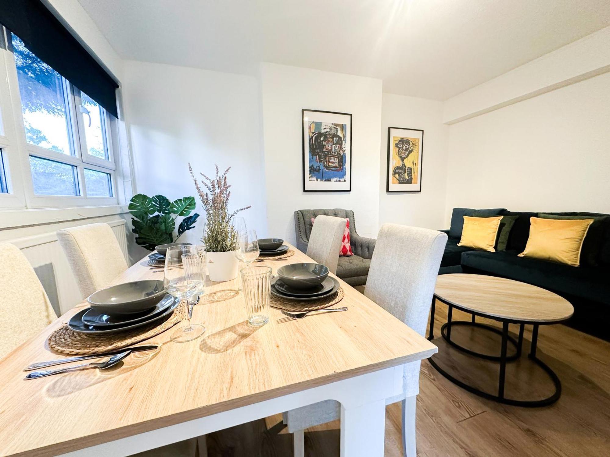 Vibrant 3 Bedrooms Flat With Private Balcony Near Finsbury Park, Wood Green * Londra